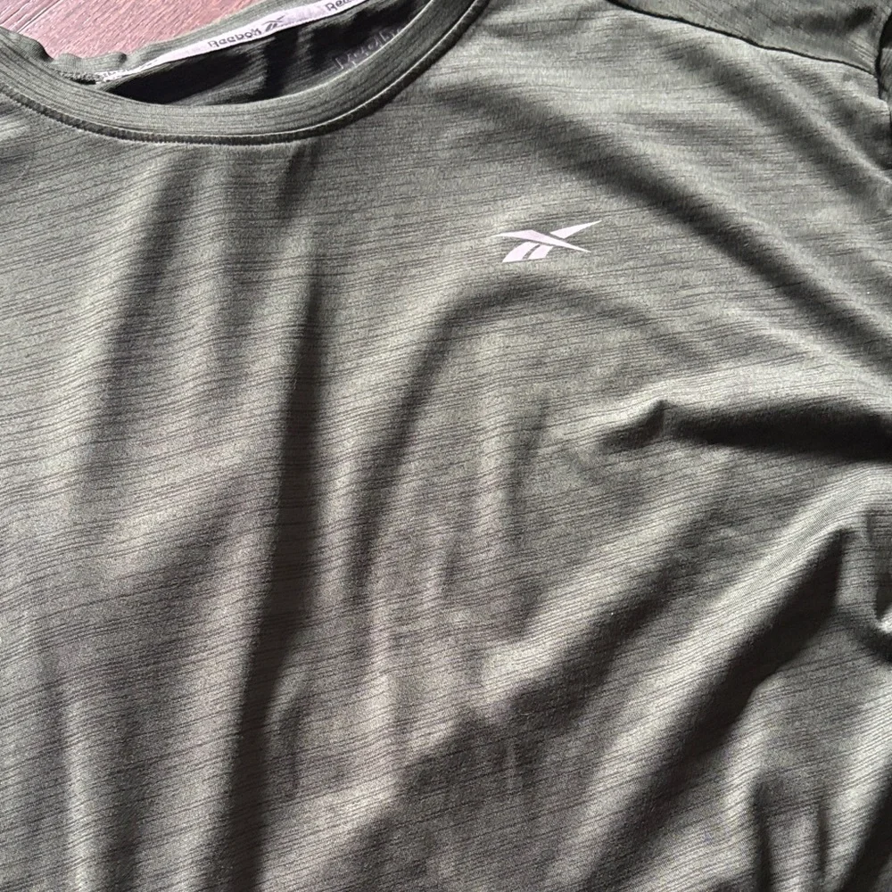 4 Reebok Tops - Picture 5 of 5